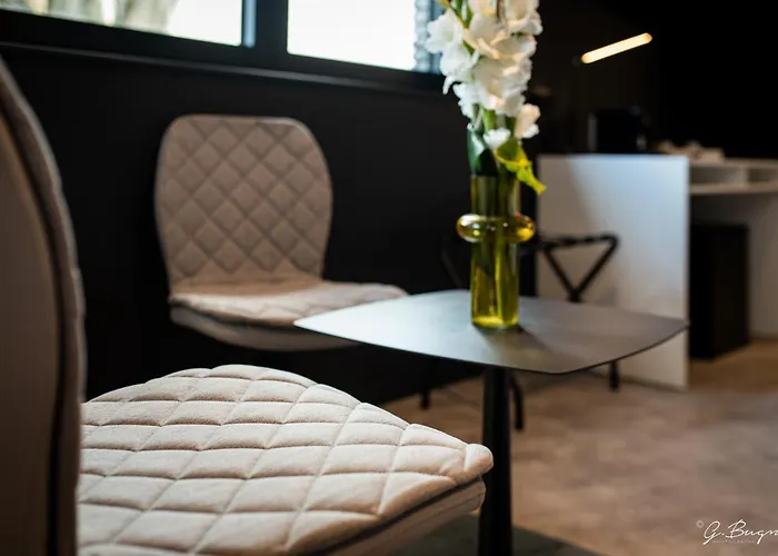 Hotel Les Thermes De By La Cour De La Reine Hôtel, Suites&accès Gratuit Au Centre Thermal Spa