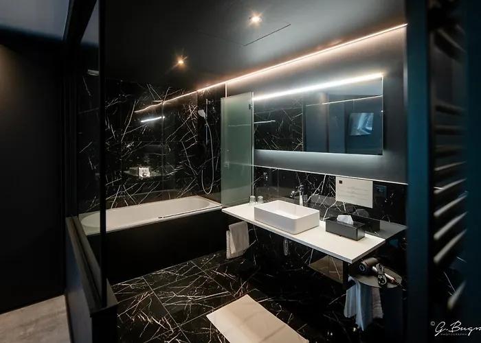 Les Thermes De By La Cour De La Reine Hôtel, Suites&accès Gratuit Au Centre Thermal 4*