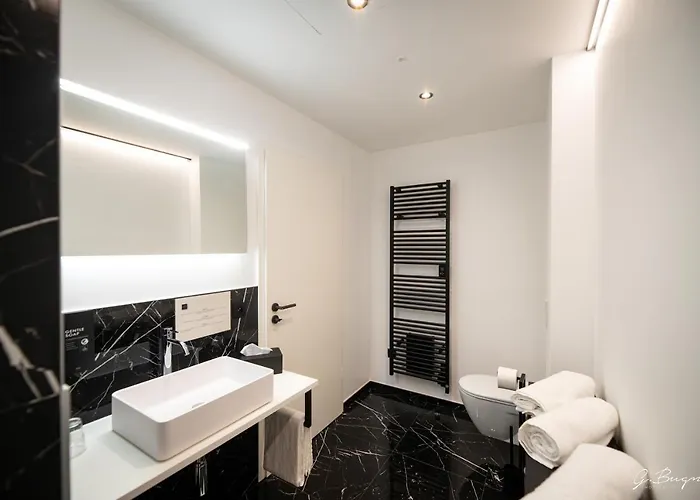 Hotel Les Thermes De By La Cour De La Reine Hôtel, Suites&accès Gratuit Au Centre Thermal 4*