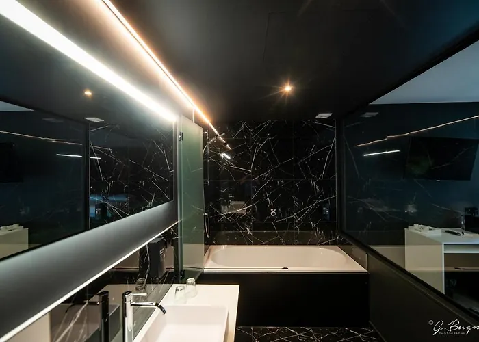 Hotel Les Thermes De By La Cour De La Reine Hôtel, Suites&accès Gratuit Au Centre Thermal Spa