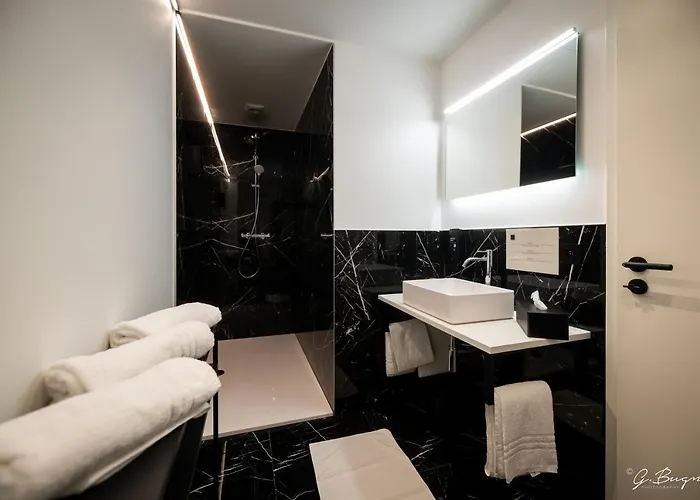 Les Thermes De By La Cour De La Reine Hôtel, Suites&accès Gratuit Au Centre Thermal 4*