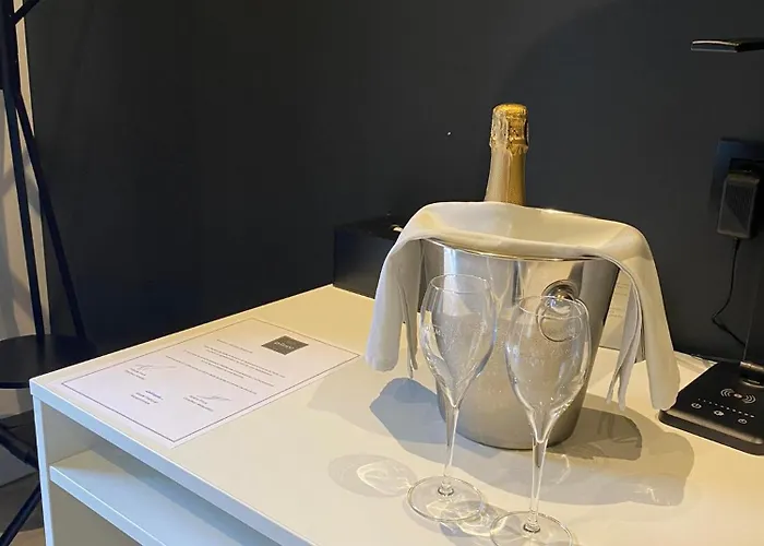 Les Thermes De By La Cour De La Reine Hôtel, Suites&accès Gratuit Au Centre Thermal Hotel 4*