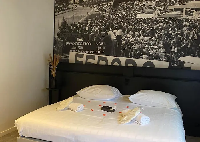 Les Thermes De By La Cour De La Reine Hôtel, Suites&accès Gratuit Au Centre Thermal 4*